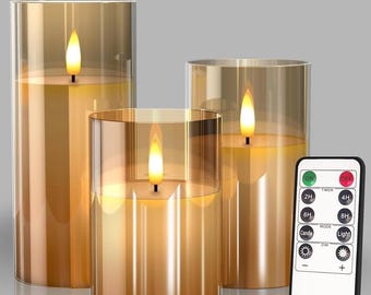 Pode incluir: Conjunto de três velas LED a pilhas em cilindros de vidro. As velas têm um brilho âmbar quente e um efeito de chama tremeluzente realista. Inclui um controlo remoto para fácil operação, com funções de temporizador e regulação de intensidade.