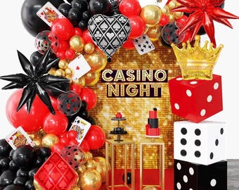 Könnte beinhalten: Ein Casino-Nacht-Party-Deko-Set mit einem Ballonbogen in Schwarz, Rot und Gold. Enthält Folienballons in Form von Spielkarten, einer Krone, Würfeln und Sternen. Ein goldener Pailletten-Hintergrund zeigt den Text CASINO NIGHT in Leuchtbuchstaben.