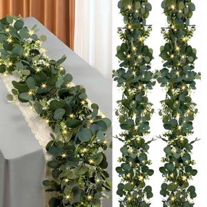 Guirnalda de eucalipto con luces, 2 paquetes de 1,8 m de flores verdes artificiales, hojas de eucalipto artificiales, enredaderas verdes para camino de mesa