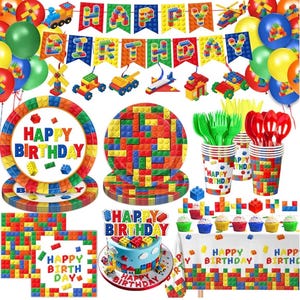 Könnte beinhalten: Ein farbenfrohes Geburtstags-Party-Set mit Bauklötzchen-Motiv, einschließlich Banner, Tellern, Bechern, Besteck, Luftballons und einer Torte. Die Worte "HAPPY BIRTHDAY" sind auf verschiedenen Artikeln zu sehen.