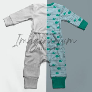 Könnte beinhalten: Ein grauer und blauer Baby-Strampler mit einem Wal-Muster auf einer Seite. Der Strampler hat lange Ärmel und eine gerippte Textur.