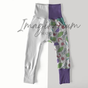 Op de afbeelding: Grijze en paarse baby leggings met een wetenschappelijk print met afbeeldingen van atomen, DNA-strengen, bekers en bladeren.