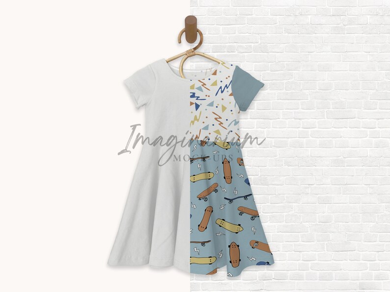 K&ouml;nnte beinhalten: Ein wei&szlig;es und blaues Kleid mit einem Skateboard-Muster. Das Kleid hat kurze &Auml;rmel und einen ausgestellten Rock. Das Kleid h&auml;ngt an einem Holzb&uuml;gel an einer wei&szlig;en Backsteinwand.