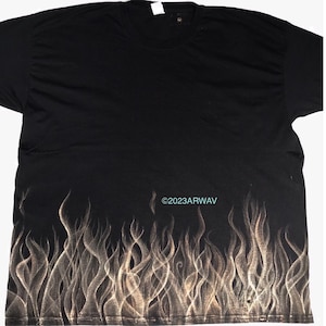 Camisa pintada à mão com chamas e alvejante, camiseta com arte de fogo pintada à mão, roupa com chamas alvejantes para presente, camiseta com bainha de fogo feita à mão para presente