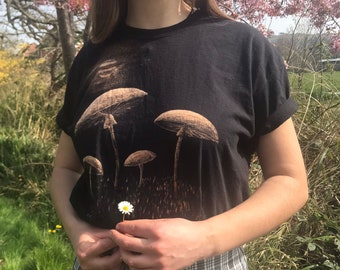 T-shirt aux champignons blanchis peint à la main, champignons parasols peints à la main avec de l'eau de Javel, macrolepiota procera, cadeau de chemise d'oeuvre de mycologie faite main