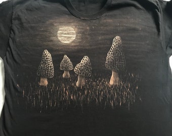 T-shirt morille peint à la main, champignons peints à l'eau de javel, chemise morchella esculenta blanchie peinte à la main, cadeau de vêtement d'oeuvre d'art fait main mycologie