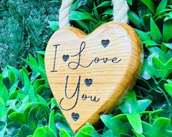 I Love You Herzschild, handgefertigt aus massiver Chunky Oak. 10cm x 10cm. In oder Outdoor hängendes Schild. Valentinstag Ich liebe dich Herz Geschenk
