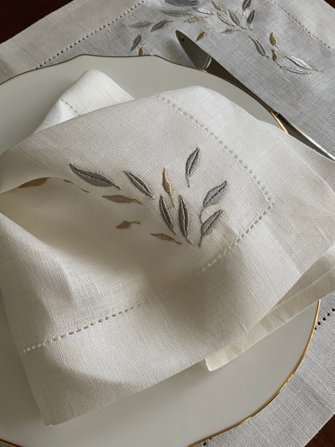 Embroidered Berry 8 pc Set (4 Placemats, 4 Napkins)