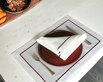 Ensemble de 4 sets de table et serviettes en lin avec bordures bordeaux | Set de table élégant et intemporel | Cadeau