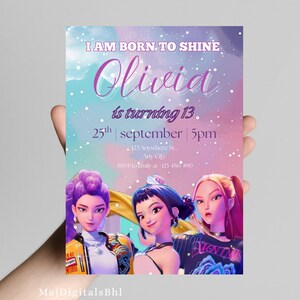 Op de afbeelding: Een verjaardagsuitnodiging met een kleurrijke hemelachtergrond en de tekst "I AM BORN TO SHINE" en "Olivia wordt 13". De uitnodiging bevat de datum, tijd en RSVP-informatie. Drie cartoonfiguren staan onderaan.