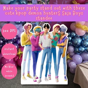 Puede incluir: Un soporte con cinco figuras masculinas estilizadas con trajes coloridos, frente a un fondo de globos. El texto en el soporte dice "Make your party stand out with these cute kpop demon hunters Saja Boys standee."