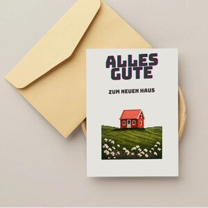 Könnte beinhalten: Eine weiße Karte mit dem Text "ALLES GUTE ZUM NEUEN HAUS" in Schwarz mit einem roten Haus mit weißen Fenstern auf einem grünen Feld mit weißen Blumen.
