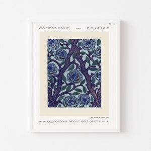 Könnte beinhalten: Eine Vintage-Illustration eines Blumenmusters mit blauen und grünen Blüten und Zweigen auf hellblauem Hintergrund. Der Titel der Illustration lautet "Samarkande" von "E.A. Seguy".