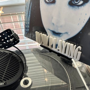 Supporto per dischi in vinile Gatsby Style Now Playing, da tavolo o da parete