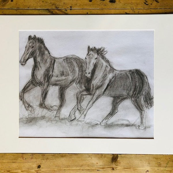 Chevaux au galop. Dessin original de chevaux au fusain, dessin de chevaux au galop, art du fusain.