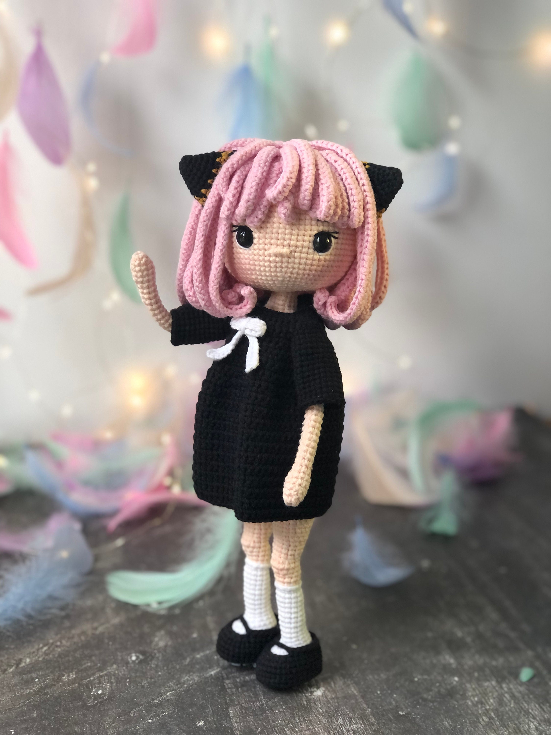 小さなピンクの髪の女の子のかぎ針編みパターン：アニメ人形の編み