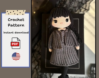 Könnte beinhalten: Gehäkelte Puppe mit schwarzen Haaren und einem grauen Kleid, Jacke und Schuhen. Die Puppe hat einen hellen Hautton und trägt ein weißes Hemd mit Kragen. Das Bild enthält den Text "Crochet Pattern instant download PDF".