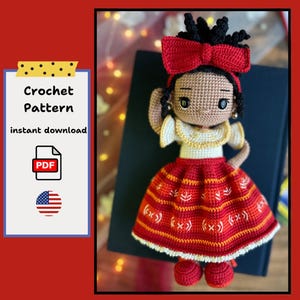 Pode incluir: Uma boneca de crochê feita à mão com laço, vestido e sapatos vermelhos. A boneca tem cabelo de fio preto e um rosto bronzeado. O vestido é vermelho com detalhes em laranja e branco. A imagem inclui o texto "Crochet Pattern instant download".