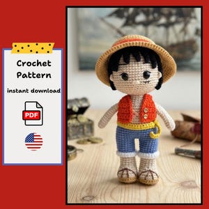 Könnte beinhalten: Gehäkelte Puppe einer Figur mit Strohhut, roter Weste, blauen Shorts und Sandalen. Die Puppe hat schwarzes Haar und lächelt. Das Bild enthält den Text "Crochet Pattern instant download".
