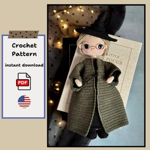 Puede incluir: Muñeca de ganchillo de una bruja con sombrero negro, gafas y abrigo verde. La muñeca sostiene una varita. La imagen también incluye el texto "Crochet Pattern instant download PDF".