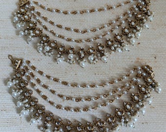 Chaînes d'oreilles en or antique avec perles de Kundan • Chaîne amovible Sahara Kaan • Bijoux pour cheveux indiens