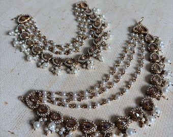 Chaînes d'oreilles en or antique avec perles de Kundan • Chaîne amovible Sahara Kaan • Bijoux pour cheveux indiens