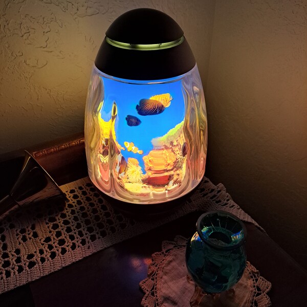 VTG Rotating Salt Water Fish Aquarium Night Light/Accent Lamp, 3-D Motion Lamp, Original Box, Excellent Working Condition