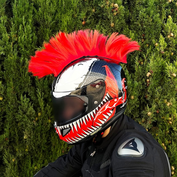 Mohawk mit rotem Helm