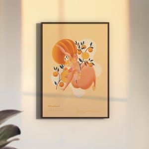 Könnte beinhalten: Gerahmter Kunstdruck mit einer abstrakten Illustration einer Figur mit orangefarbenem Haar und Körper, umgeben von Orangenfrüchten und Blättern. Das Kunstwerk ist vor einem hellpfirsichfarbenen Hintergrund platziert. Der Druck wird an einer weißen Wand angezeigt.
