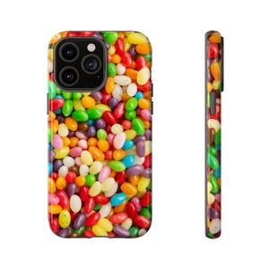Puede incluir: Una funda de teléfono colorida con un patrón vibrante de gominolas de varios colores, incluyendo rojo, verde, amarillo y morado. La funda se muestra desde el frente y el lateral, mostrando el diseño.