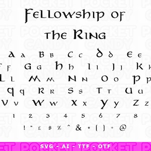 Può includere: Un set di caratteri tipografici digitali intitolato Fellowship of the Ring, che presenta lettere maiuscole e minuscole nere dalla A alla Z, numeri da 0 a 9 e vari simboli, inclusi punti esclamativi, segni di valuta e punteggiatura su sfondo bianco.