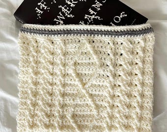 gehäkelte Buchhülle aus Strickjacke