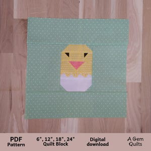 Puede incluir: Un bloque de edredón con un pollito amarillo con pico rosa y ojos negros, sobre un fondo verde claro con lunares blancos. El bloque mide aproximadamente 15, 30, 46 o 61 cm cuadrados. También se ve el texto "PDF Pattern" y "Digital download".