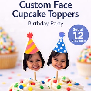 Könnte beinhalten: Zwei Cupcakes mit weißem Zuckerguss und bunten Streuseln, belegt mit individuellen Cupcake-Toppern. Die Topper zeigen das Gesicht eines Kindes und eine Partyhütchen. Der Text lautet "Custom Face Cupcake Toppers" und "Birthday Party". Die Topper sind 5-6.35 cm groß.