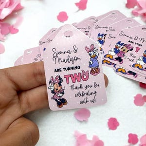 Étiquettes de faveur d'anniversaire inspirées de Minnie Daisy - 16 unités - étiquettes de remerciement personnalisées - décorations de fête pour fille rose - étiquettes personnalisées pour le 2e anniversaire