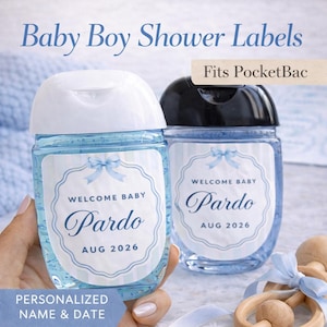 Könnte beinhalten: Babyparty-Etiketten für Jungen mit dem Text "Welcome Baby Pardo AUG 2026". Die Etiketten befinden sich auf blauen Handdesinfektionsmittelflaschen. Der Text "Fits PocketBac" ist ebenfalls sichtbar. Personalisiert mit Name und Datum.