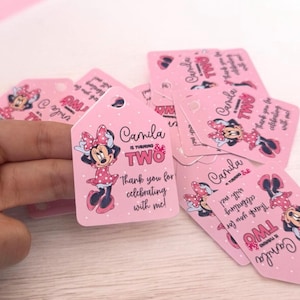 Étiquettes de faveur d'anniversaire inspirées de Minnie - 16 unités - étiquettes de remerciement personnalisées - décorations de fête pour fille rose - étiquettes personnalisées pour le 2e anniversaire