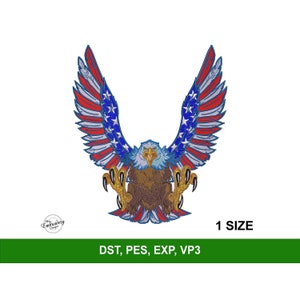 Puede incluir: Un diseño bordado de un águila calva con las alas extendidas. Las alas del águila están adornadas con la bandera estadounidense, con rayas rojas, blancas y azules y estrellas. La cabeza del águila está mirando hacia adelante con una expresión feroz. El diseño está disponible en un solo tamaño y en los siguientes formatos: DST, PES, EXP, VP3.