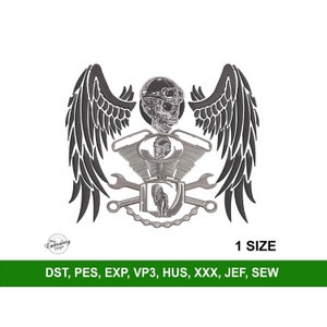 Può includere: Ricamo in bianco e nero di un teschio con casco e occhiali, con ali e un motore di moto. Il design include chiavi e una catena. Il testo "1 SIZE" e "DST, PES, EXP, VP3, HUS, XXX, JEF, SEW" è sotto il design.