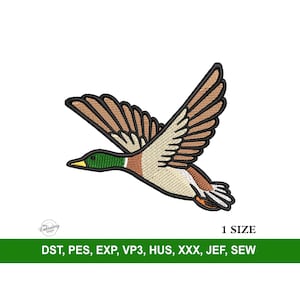 Puede incluir: Un diseño de bordado de un pato marrón y blanco volando con las alas extendidas. El pato tiene la cabeza verde y el pico negro. El diseño está disponible en varios formatos, incluidos DST, PES, EXP, VP3, HUS, XXX, JEF y SEW.