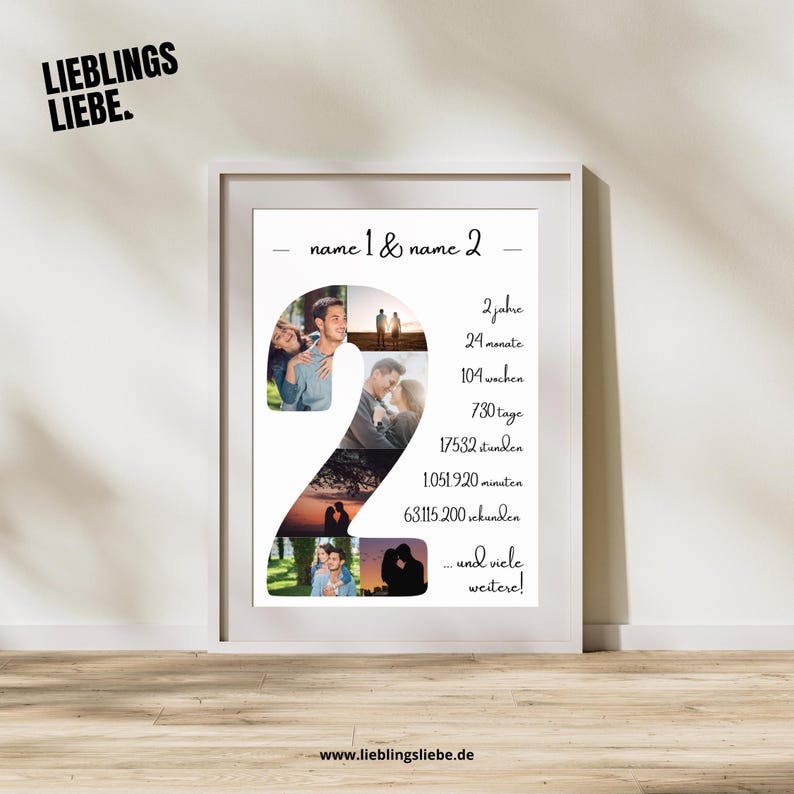 Ein gerahmter Druck mit weißem Rand. Der Druck zeigt eine große "2", die aus mehreren Fotos eines Paares besteht. Der Text enthält "name 1 & name 2" und Zeitangaben auf Deutsch, wie "2 Jahre" und "24 Monate".