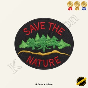 Puede incluir: Parche bordado con fondo negro, texto rojo que dice "Save the Nature" y una imagen verde de una fila de pinos. El parche mide 8,5 cm por 10 cm.