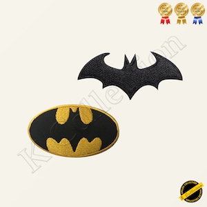 Può includere: Due toppe ricamate da stirare con il logo di Batman. Una toppa è nera con un simbolo di pipistrello giallo, l'altra è nera con un simbolo di pipistrello nero.