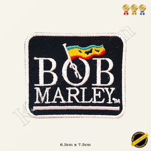 Puede incluir: Parche bordado negro con texto blanco que dice "BOB MARLEY" y una bandera amarilla, verde y roja con contorno blanco. El parche mide 6,3 cm por 7,5 cm.