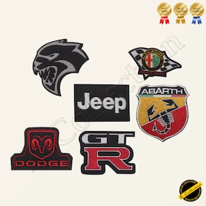 Könnte beinhalten: Eine Sammlung gestickter Aufnäher mit Automarken-Logos. Enthält ein schwarzes und silbernes Hellcat-Logo, einen Jeep-Aufnäher, ein Dodge-Logo, ein GT-R-Logo, einen Alfa Romeo-Aufnäher und einen Abarth-Aufnäher. Die Aufnäher sind in verschiedenen Farben und Formen.