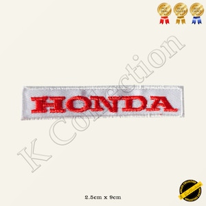 Può includere: Toppa ricamata bianca con la parola "HONDA" in lettere rosse. La toppa misura 2,5 cm per 9 cm.