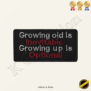 Peut inclure: Écusson brodé noir avec du texte blanc et rouge qui dit "Vieillir est inévitable Grandir est facultatif". L'écusson mesure 10 cm sur 5 cm.