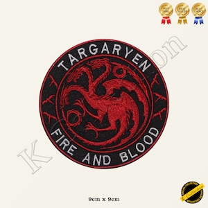 Peut inclure: Un patch brodé rouge avec un dragon à trois têtes et les mots "Targaryen Fire and Blood" en blanc. Le patch mesure 9 cm x 9 cm.