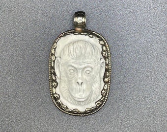 Pendentif en os sculpté à la main de gorille | Pendentif en argent tibétain | Animal singe | Ethnique | Bohème | Cadeau pour elle ou lui : pendentif uniquement