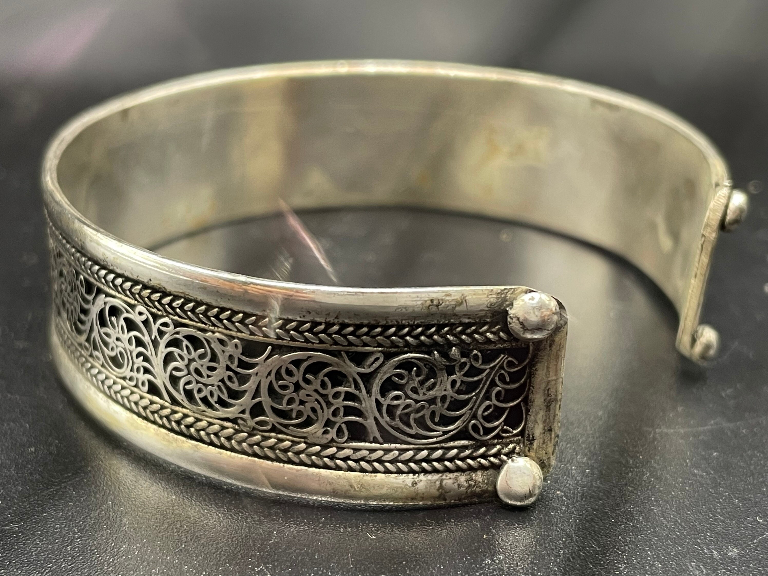 Bracelet Tibétain Fantaisie En Argent Tibétain Avec Fleur Et Turquoise Imitation - Bleu